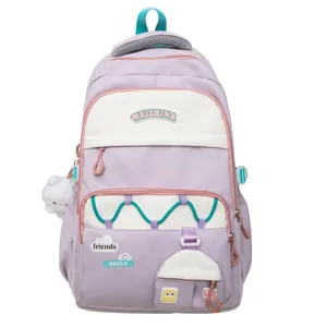 Mochila escolar morada pastel bonita con amplios compartimentos, diseño duradero y bonitos parches.