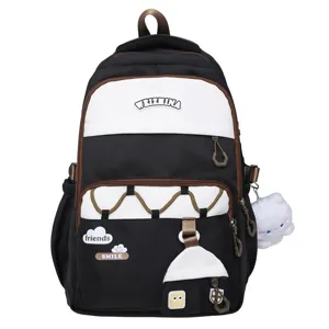 Mochila escolar de gran capacidad en blanco y negro con lindo colgante para el uso diario.