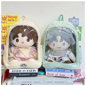 Dettaglio della scena dello zaino ita trasparente con esposizione di bambole di peluche, grande borsa.
