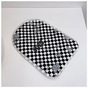 Cuscino inserto per borsa ita a scacchi neri e bianchi con graffiti e bordo argentato.
