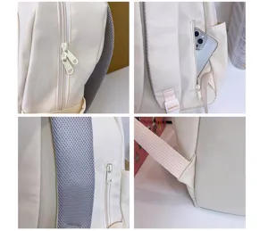 Vista dettagliata dello zaino beige con cerniere lisce, schienale in rete e tasca per telefono.