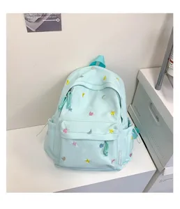Γαλάζιο casual σακίδιο με κεντημένα αστέρια και φεγγάρια, λεπτομερής σχολική τσάντα μαθητή.