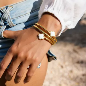 Gouden roestvrijstalen dubbele armband armband met witte klaver bloem motief detailweergave