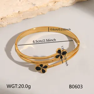 Gedetailleerd overzicht van de dubbele gouden roestvrijstalen armband met zwarte bloemen en afmetingen.