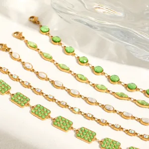Vista dettagliata di bracciali a catena in acciaio inossidabile dorato 18k con cristalli verdi e bianchi.
