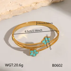 Gedetailleerd weergave van gouden roestvrijstalen armbband met blauwe emaille dubbele bloem.