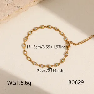 Vista dettagliata del bracciale in acciaio inossidabile dorato con strass iridescenti e catenina.