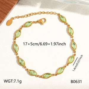 Vista dettagliata del bracciale a catena in acciaio inossidabile dorato 18k con pietre verdi.
