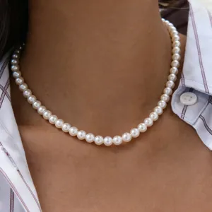 Elegant white pearl choker necklace for women, classic clavicle chain daily jewelry piece.
