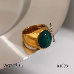 Stainless steel signet ring for women men vintage green stone detail shot size 1.88cm 17.5g