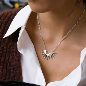 Collier clavicule soleil en acier titane minimaliste, bijoux géométriques élégants.