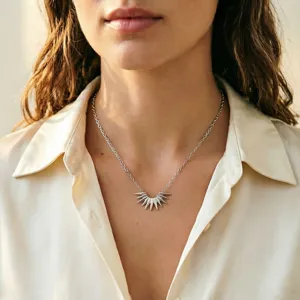 Collier ras du cou minimaliste en acier inoxydable avec pendentif rayon de soleil.
