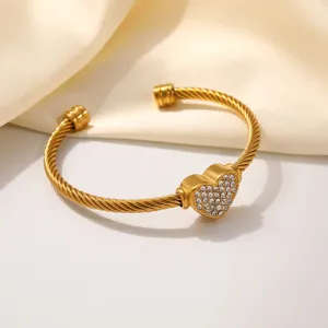 Stijlvolle goudkleurige roestvrijstalen kabelarmband met een schitterende hartbedel.