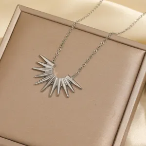 Vue détaillée du collier pendentif minimaliste en acier titane argenté, chic et tendance.