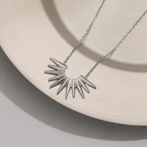 Belle vue rapprochée et détaillée du pendentif de collier en acier inoxydable argenté.