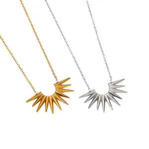 Collier clavicule minimaliste en acier titane or et argent, vue principale élégante.