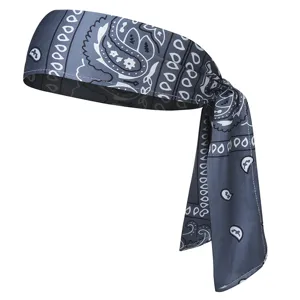 Vue détaillée du bandeau de sport tendance à imprimé cachemire pour la course et le fitness.