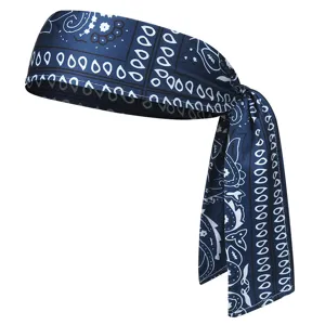 Gros plan d'un bandeau de sport bleu à motif cachemire, tissu léger et respirant pour le fitness.