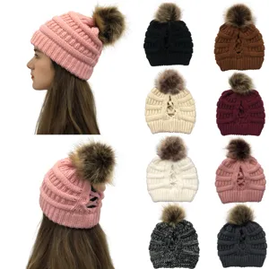 Damen Winter warm Strickmütze Beanie mit Fell Bommel Zopf Loch weiche Freizeitmütze