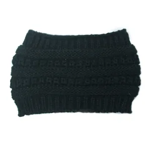 Dettaglio della fascia in maglia nera, con trama a coste in lana ed elastico scaldacollo.