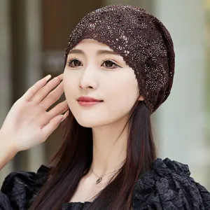 Vue détaillée bonnet en dentelle marron strass, chapeau de soleil en mesh respirant.