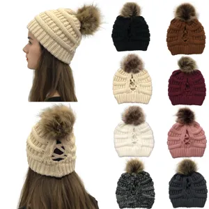 Winter warme Strickmuetze mit Bommel und Pferdeschwanz Loch und gekreuzten Riemen Damen