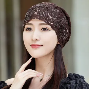 Vue detaillee du bonnet d'ete pour femme en dentelle marron strass, protection solaire resp.