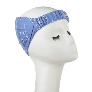 Vista dettagliata della fascia blu paisley, copricapo leggero e traspirante da donna.