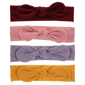 Dettaglio fascia per neonati in maglia con tessuto morbido, bel fiocco e vari colori.
