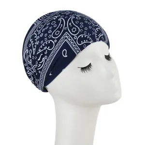 Elegante foulard blu con stampa paisley per donna, cuffia chemio sottile e traspirante.