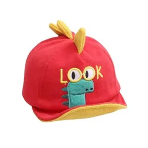 Leuke baby dinosaurussen honkbalpet met gele 3D stekels en geborduurde look tekst.
