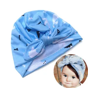 Schattige lichte blauwe baby tulband muts met knoop, zachte katoenen peuter hoofddeksel haaraccessoire