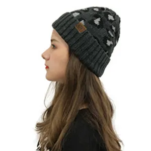 Damen warme winter strick mütze mit muster und leder logo patch bequeme outdoor mütze.
