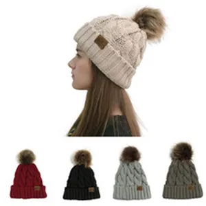 Dames winter warme gebreide muts mutsen met nepbont pompon en lederen patch stijlvol.