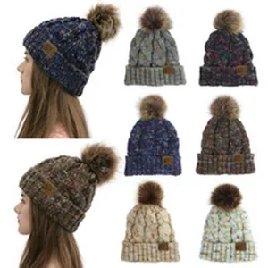 Dames winter gebreide muts met nepbont pompon, kabelpatroon warme slouchy schedelmuts voor mode.