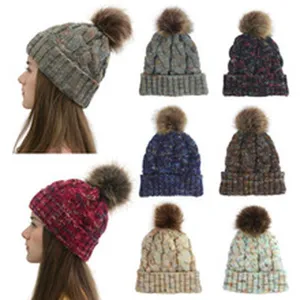 Dames winter warme gebreide muts met nepbont pompon, dikke kabelsteek slouchy muts.