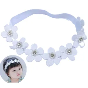 Witte baby haarband met kanten bloemen, parels en strass steentjes. Schattig kinderhaaraccessoire.
