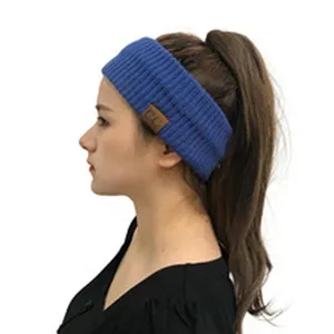 Blaues Strickstirnband Detail mit weicher Wollstruktur und stylischem Lederpatch.
