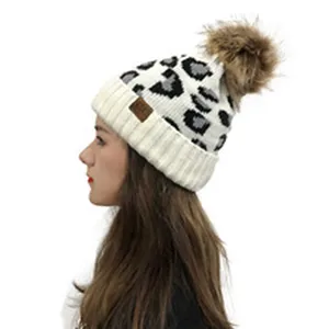 Warme Winter Strickmütze Beanie mit flauschigem Bommel und modischem Leopardenmuster Outdoor.