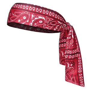 Vue détaillée du bandeau paisley rouge et blanc, accessoire de sport respirant.