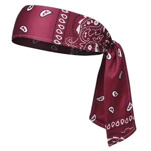 Vue détaillée du bandeau de sport bordeaux à imprimé cachemire, montrant le tissu et le lien.
