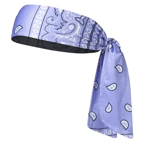 Gros plan détaillé du bandeau de sport motif cachemire violet avec ruban noué.