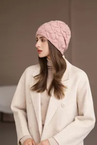 Accogliente berretto in maglia rosa da donna, morbido cappello invernale con trama elegante.