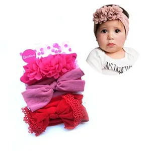 Joli ensemble de 3 bandeaux pour bébé en nylon doux avec des motifs de fleurs et de nœuds.