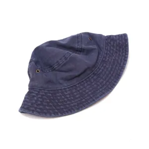 Gedetailleerd overzicht van donkerblauwe gewassen denim bucket hat met metalen oogjes en stiksels.