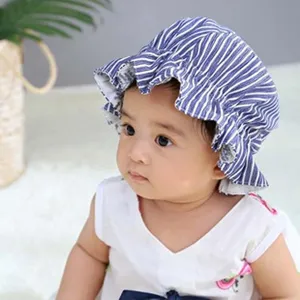 Leuke blauw-witte gestreepte baby zonnehoed met volant, zacht en comfortabel voor de zomer.