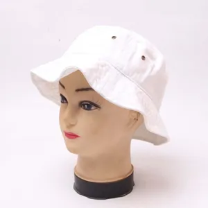 Gedetailleerde close-up van een klassieke witte bucket hat met zachte stof en oogjes.