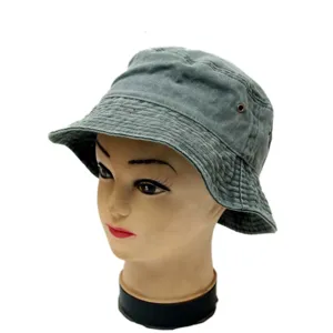 Detailweergave grijze gewassen denim bucket hat, vintage zonnehoed en visserhoed voor de zomer.