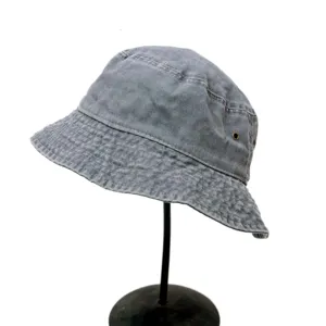 Gedetailleerd overzicht van grijze gewassen denim vissershoed met fijne stiksels en metalen.