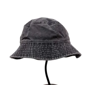 Gedetailleerd overzicht van de vintage gewassen denim vissershoed, klassieke zwarte zonnehoed.